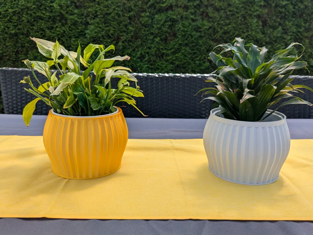 Dekorativer Blumenübertopf