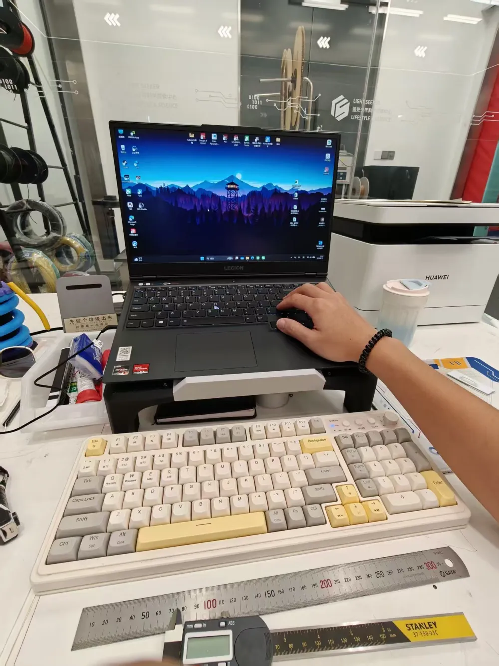 Laptop heightening stand, photo 2 of 5 - Laptop heightening stand Hobby & DIY