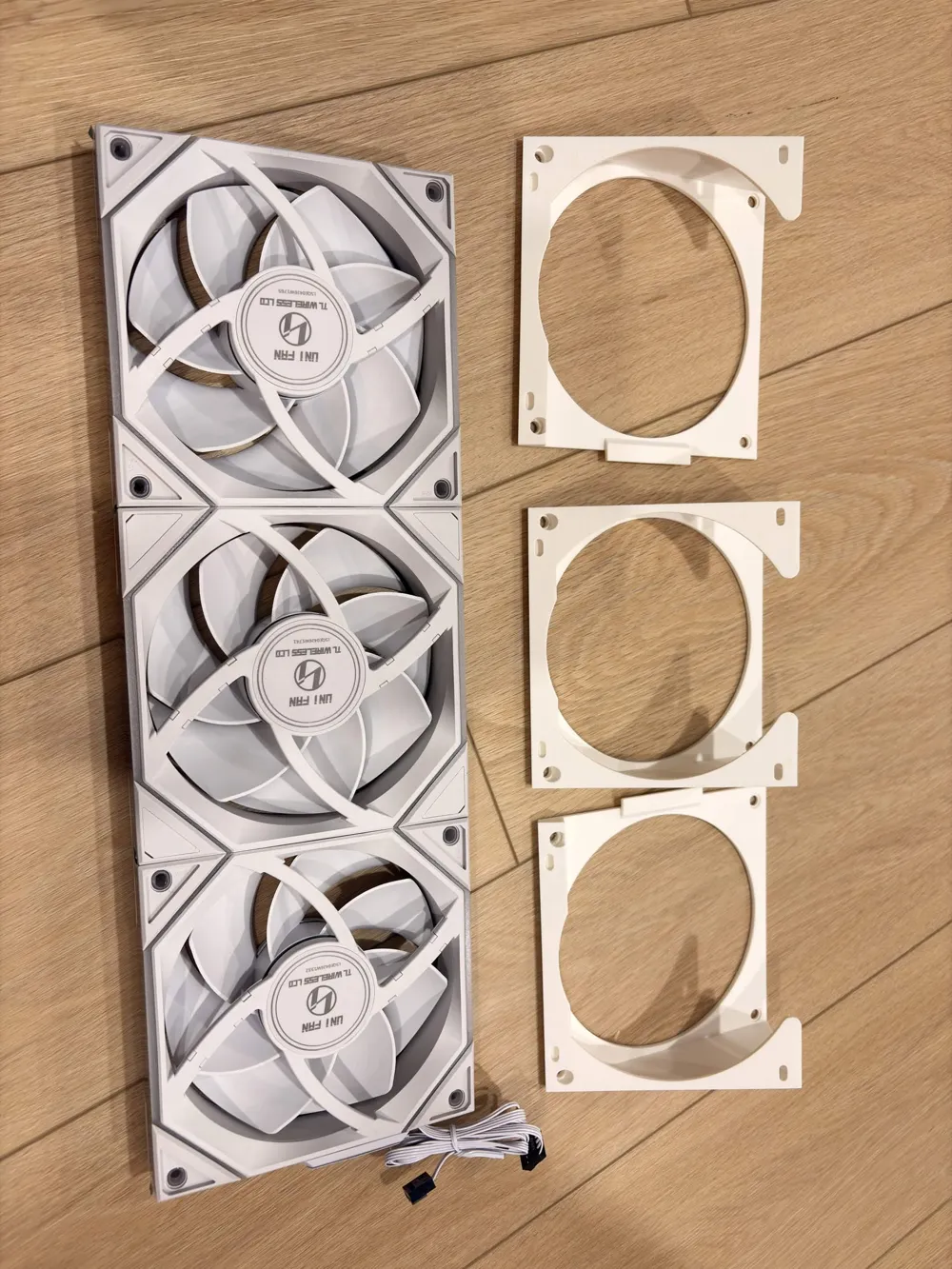 Lian Li 140mm and 120mm Uni Fan TL LDC Angle Mount, photo 3 of 4 - Lian Li 140mm and 120mm Uni Fan TL LDC Angle Mount Household