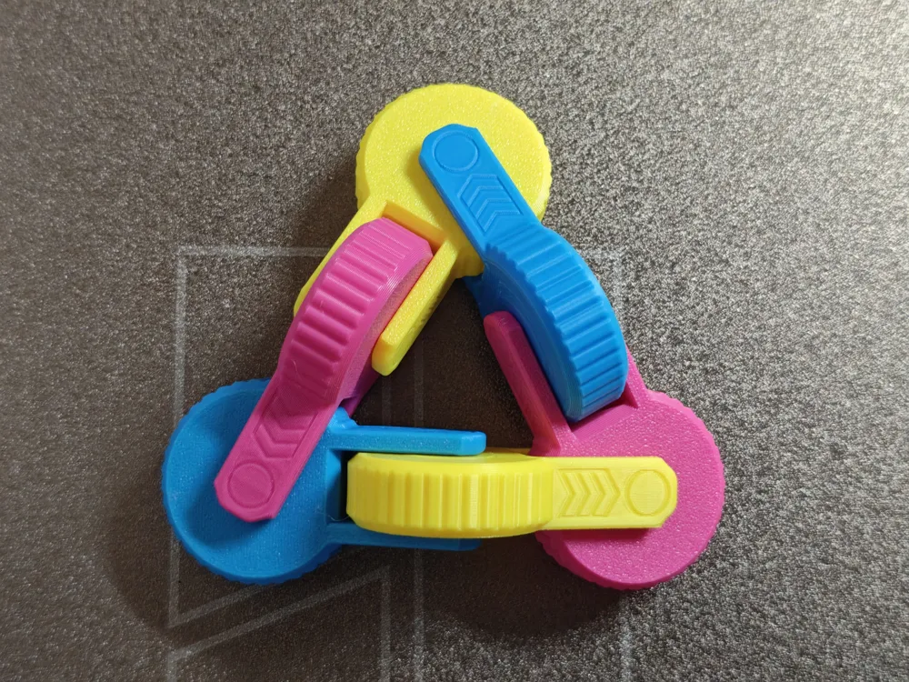 Triangular infinite flipping decompression toy, photo 2 of 5 - Triangular infinite flipping decompression toy Toys & Games