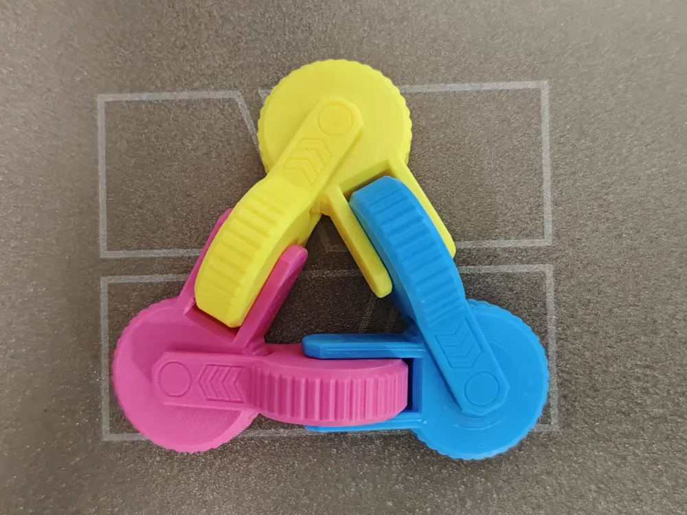 Triangular infinite flipping decompression toy, photo 3 of 5 - Triangular infinite flipping decompression toy Toys & Games