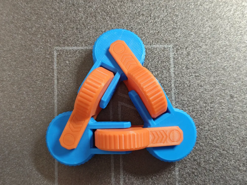 Triangular infinite flipping decompression toy, photo 5 of 5 - Triangular infinite flipping decompression toy Toys & Games